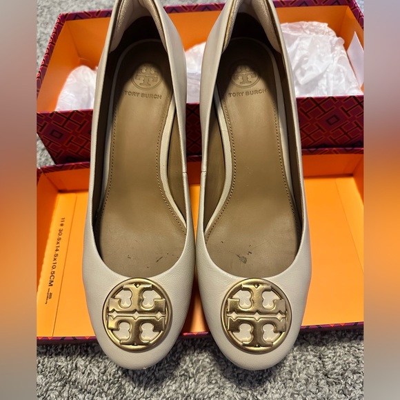 Tory Burch Women's Tan Block Heel with Gold Logo - Picture 1 of 5